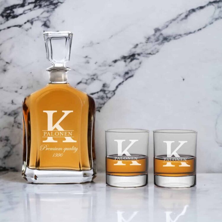 Viskikarahvi ja lasit kaiverruksella, syntymäpäivälahja