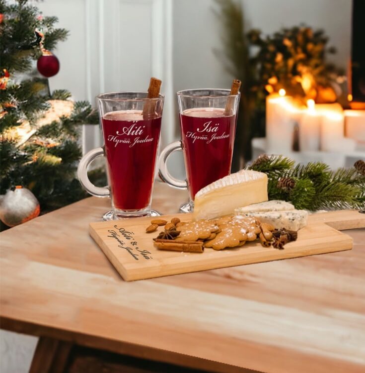 Glögilasit ja tarjoilulauta kaiverruksella