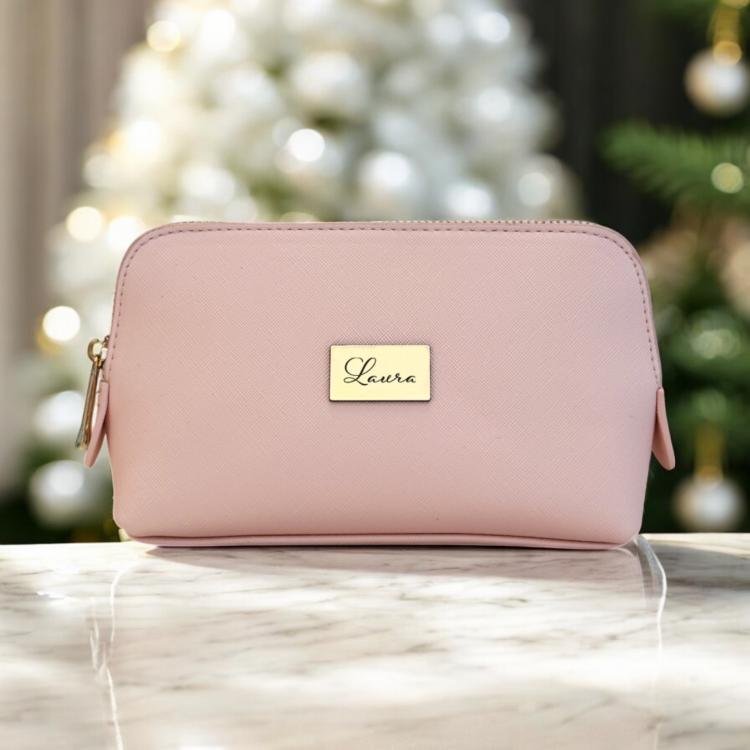 Meikkilaukku nimilaatalla