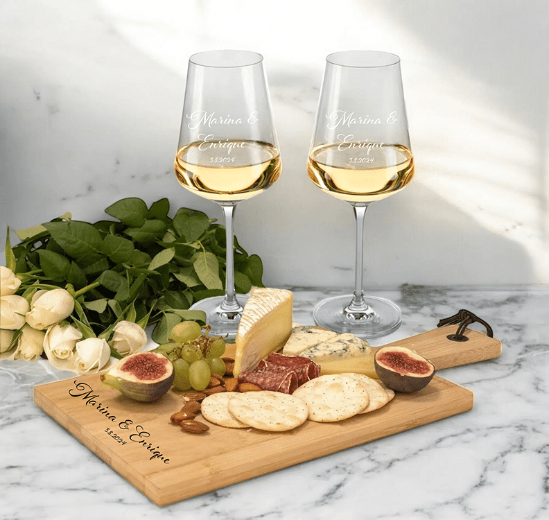 Copas de vino blanco y tabla de servir con grabado