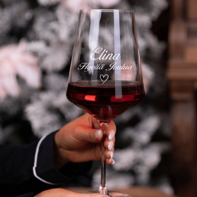Viinilasi kaiverruksella
